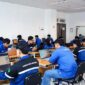 Sejumlah kandidat pelaut berkonsentrasi penuh saat mengikuti seleksi tertulis berbasis komputer dalam program Beasiswa Calon Pelaut PT Pertamina Patra Niaga di laboratorium komputer. Ujian ini mencakup tes kemampuan bahasa Inggris (TOEIC), psikotes, serta Tes Potensi Akademik (TPA) teknis dan umum untuk menyaring perwira maritim yang siap mendistribusikan energi nasional dengan standar profesional internasional. (Foto: Dok. Pertamina Patra Niaga)