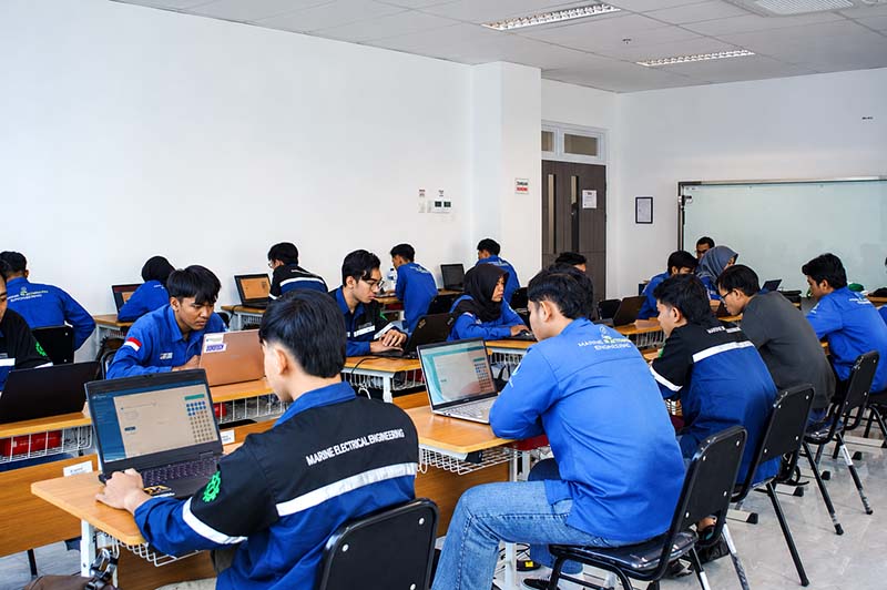 Sejumlah kandidat pelaut berkonsentrasi penuh saat mengikuti seleksi tertulis berbasis komputer dalam program Beasiswa Calon Pelaut PT Pertamina Patra Niaga di laboratorium komputer. Ujian ini mencakup tes kemampuan bahasa Inggris (TOEIC), psikotes, serta Tes Potensi Akademik (TPA) teknis dan umum untuk menyaring perwira maritim yang siap mendistribusikan energi nasional dengan standar profesional internasional. (Foto: Dok. Pertamina Patra Niaga)