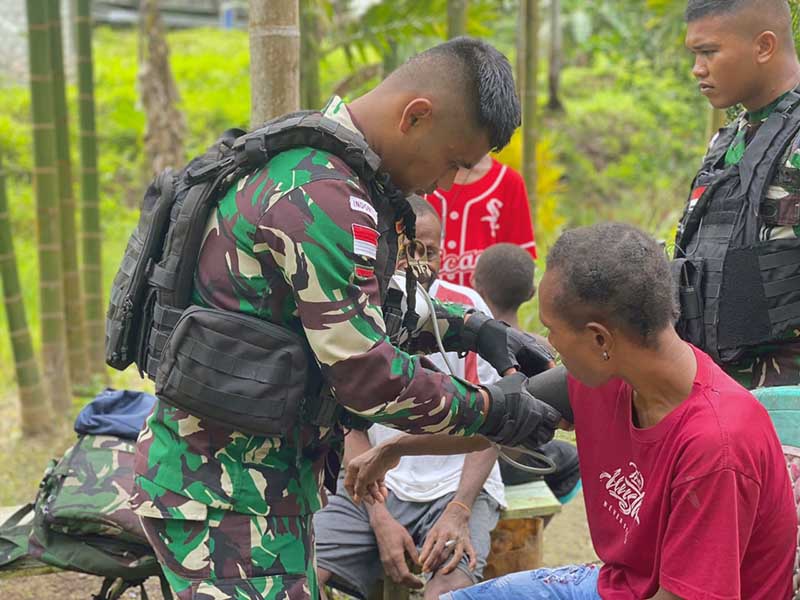 TNI AD Berikan Pelayanan Kesehatan Gratis Di Perbatasan. FOTO : Ist
