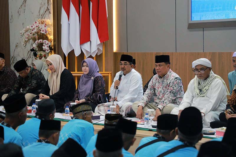Bupati Tanjung Jabung Barat, Drs. H. Anwar Sadat, M.Ag. (tengah, memegang mikrofon), memberikan sambutan dan arahan langsung di hadapan ratusan calon jemaah haji dalam acara pelepasan resmi di Rumah Dinas Bupati, Kamis (14/05). Turut mendampingi unsur Forkopimda, tokoh agama, serta Ketua TP PKK Kabupaten Tanjab Barat. (FOTO : Dok. Prokopim Tanjab Barat)