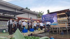 Direktur Teknologi Informasi dan Kerja Sama Pemasyarakatan Dirjenpas Maulidi Hilal melepas bibit lele di kolam ikan Lapas Kelas IIA Jambi. FOTO : VIRYZHA