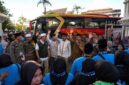 Bupati Tanjung Jabung Barat, Drs. H. Anwar Sadat, M.Ag. (tengah melambaikan tangan), menyapa dan melepas keberangkatan 105 jemaah haji Kelompok Terbang (Kloter) 24 di Kuala Tungkal, Selasa (19/5/2026). (Foto: Dok. Istimewa/Prokopim Tanjab Barat)