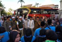 Bupati Tanjung Jabung Barat, Drs. H. Anwar Sadat, M.Ag. (tengah melambaikan tangan), menyapa dan melepas keberangkatan 105 jemaah haji Kelompok Terbang (Kloter) 24 di Kuala Tungkal, Selasa (19/5/2026). (Foto: Dok. Istimewa/Prokopim Tanjab Barat)