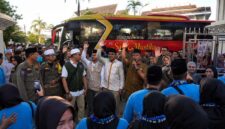 Bupati Tanjung Jabung Barat, Drs. H. Anwar Sadat, M.Ag. (tengah melambaikan tangan), menyapa dan melepas keberangkatan 105 jemaah haji Kelompok Terbang (Kloter) 24 di Kuala Tungkal, Selasa (19/5/2026). (Foto: Dok. Istimewa/Prokopim Tanjab Barat)