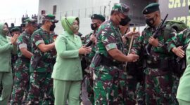 Komandan Korem 042/Gapu Brigjen TNI Supriono Saat mengantar keberangkatan 400 Prajurit Yonif R 142/KJ melaksanakan Satgas Satuan Organik di Wilayah Prov Papua di Pelabuhan Boom Baru Palembang, Jumat (18/3/22). FOTO : PENREM