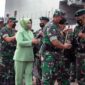 Komandan Korem 042/Gapu Brigjen TNI Supriono Saat mengantar keberangkatan 400 Prajurit Yonif R 142/KJ melaksanakan Satgas Satuan Organik di Wilayah Prov Papua di Pelabuhan Boom Baru Palembang, Jumat (18/3/22). FOTO : PENREM