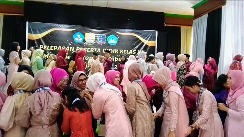 Kegiatan Pelepasan Siswa Siswi SMA Negeri 1 Tanjung Jabung Barat di Gedung Balai Adat Kuala Tungkal, Senin (20/3/23). FOTO : Ist