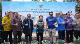 Gubernur Jambi Al Haris Saat Melakukan Cor Pertama Pembangunan Gedung Radiologi RSRM, Jumat (14/7/23). FOTO : Ist/Net