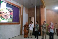 PELUNCURAN BUKU KULINER: Bupati Tanjung Jabung Barat Drs. H. Anwar Sadat, M.Ag. (kedua kiri) bersama Bunda Literasi Kabupaten Tanjab Barat Hj. Fadhilah Sadat, S.H. (kiri) bertepuk tangan saat meresmikan peluncuran Buku Kuliner Khas Kabupaten Tanjung Jabung Barat di Balai Pertemuan Kantor Bupati, Rabu (13/05/2026). (FOTO : Dok. Prokopim Tanjab Barat)