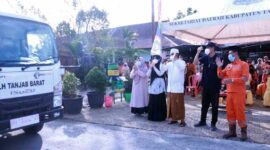Didampingi Sekda, Kepala DLH, Ketua TP-PKK dan Ketua DPW Tanjab Barat Bupati H Anwar Sadat meluncurkan Lima Unit Mobil Angkutan Sampah, Jum'at (21/1/22). FOTO: PROKOPIM