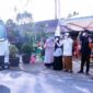 Didampingi Sekda, Kepala DLH, Ketua TP-PKK dan Ketua DPW Tanjab Barat Bupati H Anwar Sadat meluncurkan Lima Unit Mobil Angkutan Sampah, Jum'at (21/1/22). FOTO: PROKOPIM