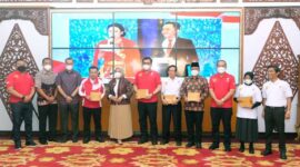 Kasrem 042/Gapu Kolonel Inf Ali Aminudin Saat Hadiri Peluncuran 7 Pecahan Uang Rupiah Kertas Tahun Emisi 2022 i Auditorium Rumah Dinas Gubernur Jambi secara virtual, Kamis (18/8/22). FOTO : Penrem