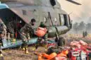 Personel TNI gabungan menurunkan perlengkapan pemadam kebakaran dari helikopter angkut saat tiba di wilayah rawan Karhutla Jambi. (FOTO : Dok. PENREM042GAPU0