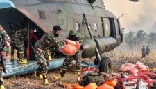 Personel TNI gabungan menurunkan perlengkapan pemadam kebakaran dari helikopter angkut saat tiba di wilayah rawan Karhutla Jambi. (FOTO : Dok. PENREM042GAPU0