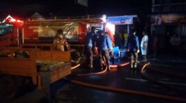 Petugas Damkar usai melakukan pemadaman. FOTO : LT