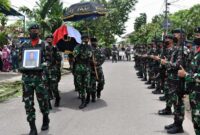 Tembakan Salvo Iringi Prosesi Pemakaman Militer Sertu Saharuddin, Senin (21/3/22). FOTO : PENREM