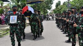 Tembakan Salvo Iringi Prosesi Pemakaman Militer Sertu Saharuddin, Senin (21/3/22). FOTO : PENREM