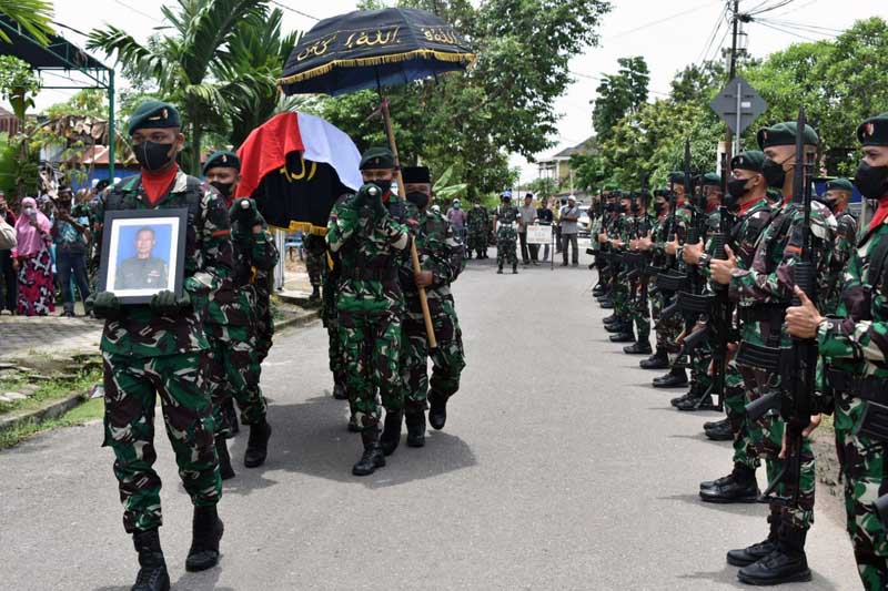 Tembakan Salvo Iringi Prosesi Pemakaman Militer Sertu Saharuddin, Senin (21/3/22). FOTO : PENREM