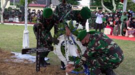 Pangdam II/SWJ Mayjen TNI Agus Suhardi Ketika Pimin Upacara Pemakaman secara militer Praka Tuppa A Baraza (24) di Taman Makam Pahlawan Satria Bhakti, Kota Jambi Sabtu (29/01/22). FOTO : Penrem