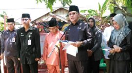 Dianda Putra, S. STP, M. Si membacakan Naskah Riwayat Singkat Almarhum Tony Ermawan Putra, S. STP, M. Si saat upacara pelepasan jenazah, Jum'at (31/3/23). FOTO : Prokopim
