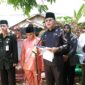 Dianda Putra, S. STP, M. Si membacakan Naskah Riwayat Singkat Almarhum Tony Ermawan Putra, S. STP, M. Si saat upacara pelepasan jenazah, Jum'at (31/3/23). FOTO : Prokopim
