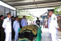 Bupati Tanjung Jabung Barat Jambi H. Anwar Sadat memimpin upacara pelepasan Jenazah Almarhum Tony Ermawan Putra. FOTO : Prokopim