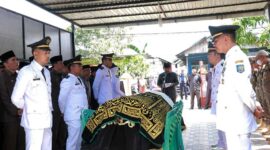 Bupati Tanjung Jabung Barat Jambi H. Anwar Sadat memimpin upacara pelepasan Jenazah Almarhum Tony Ermawan Putra. FOTO : Prokopim