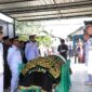 Bupati Tanjung Jabung Barat Jambi H. Anwar Sadat memimpin upacara pelepasan Jenazah Almarhum Tony Ermawan Putra. FOTO : Prokopim