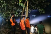 Tim SAR gabungan menggunakan lampu sorot dan perahu karet menyisir sungai guna mencari tiga pemancing yang karam, sebelum seluruh korban akhirnya ditemukan dalam kondisi meninggal dunia di Sungai Batanghari, Desa Sungai Aro, Tebo, Jambi, Sabtu (15/8/2026) malam. (FOTO : SAR JAMBI)