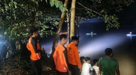 Tim SAR gabungan menggunakan lampu sorot dan perahu karet menyisir sungai guna mencari tiga pemancing yang karam, sebelum seluruh korban akhirnya ditemukan dalam kondisi meninggal dunia di Sungai Batanghari, Desa Sungai Aro, Tebo, Jambi, Sabtu (15/8/2026) malam. (FOTO : SAR JAMBI)