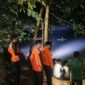 Tim SAR gabungan menggunakan lampu sorot dan perahu karet menyisir sungai guna mencari tiga pemancing yang karam, sebelum seluruh korban akhirnya ditemukan dalam kondisi meninggal dunia di Sungai Batanghari, Desa Sungai Aro, Tebo, Jambi, Sabtu (15/8/2026) malam. (FOTO : SAR JAMBI)