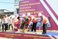 Kapolda Jambi, Irjen Pol Krisno H Siregar, melaksanakan peletakan batu pertama (ground breaking) pembangunan SPPG Dapur Sehat Bergizi Polresta Jambi bertempat di Lahan milik Polri di belakang Polsek Kota Baru, Kota Jambi, Kamis (26/6/25).. FOTO : VIRYZHA