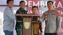 Gubernur Jambi Al Haris Saat Acara Peresmian Pembukaan Karya Bakti TNI Pembangunan Jalan Simpang Kermeo Kecamatan Bathin XXIV Kabupaten Batanghari, Sabtu (22/10/22). FOTO : Dhea/Penrem.