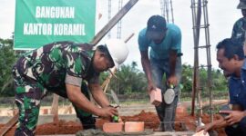 Danrem 042/Gapu Brigjen TNI Supriono Saat Meletakan Bata Pertama Pembangunan Markas Koramil Geragai di Kelurahan Pandan Jaya Kecamatan Garagai Kabupaten Tanjung Jabung Timur, Minggu (9/10/22). FOTO : Penrem