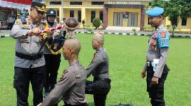 Kapolres Tanjab Timur AKBP Andi Muhammad Ichsan Usman, SH, SIK Pimpin Pembaretan Tradisi Penyambutan 23 Bintara Baru. FOTO : Humas