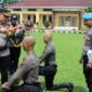 Kapolres Tanjab Timur AKBP Andi Muhammad Ichsan Usman, SH, SIK Pimpin Pembaretan Tradisi Penyambutan 23 Bintara Baru. FOTO : Humas