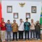 Pertemuan Pihak UNJA dan Pemkab Batanghari membahas program Desa Laboratorium Terpadu (DLT) di runga kerja Bupati Batanghari, Jumat (18/8/23). FOTO : Hms UNJA