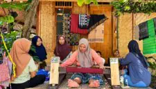 Sejumlah perempuan penenun yang tergabung dalam kelompok Mina Tenun di Desa Sukarara, Lombok Tengah, Nusa Tenggara Barat, tengah memproduksi kain tenun tradisional. Melalui program CSR inovatif dari PT Pertamina Patra Niaga. (FOTO : Dok. Pertamina)