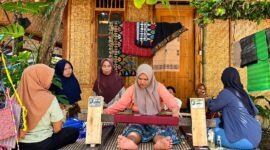 Sejumlah perempuan penenun yang tergabung dalam kelompok Mina Tenun di Desa Sukarara, Lombok Tengah, Nusa Tenggara Barat, tengah memproduksi kain tenun tradisional. Melalui program CSR inovatif dari PT Pertamina Patra Niaga. (FOTO : Dok. Pertamina)