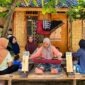 Sejumlah perempuan penenun yang tergabung dalam kelompok Mina Tenun di Desa Sukarara, Lombok Tengah, Nusa Tenggara Barat, tengah memproduksi kain tenun tradisional. Melalui program CSR inovatif dari PT Pertamina Patra Niaga. (FOTO : Dok. Pertamina)