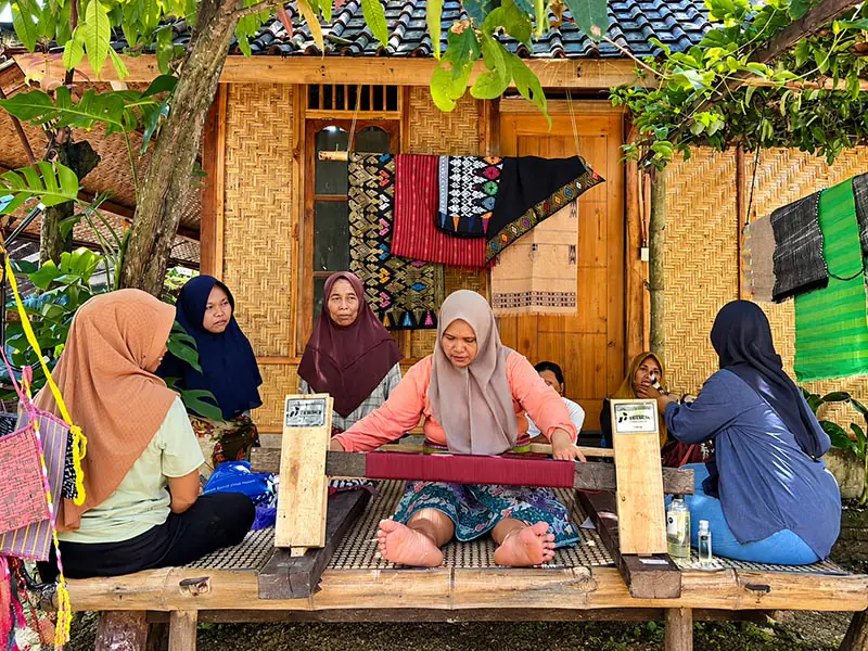 Sejumlah perempuan penenun yang tergabung dalam kelompok Mina Tenun di Desa Sukarara, Lombok Tengah, Nusa Tenggara Barat, tengah memproduksi kain tenun tradisional. Melalui program CSR inovatif dari PT Pertamina Patra Niaga. (FOTO : Dok. Pertamina)