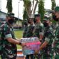 Kasrem 042/Gapu Kolonel Inf M. Yamin Dano Menyerahkan Bingkisan kepada perwakilan masing – masing Staf untuk selanjutnya diberikan kepada anggota yang berhak Pada Apel Pagi di Lapangan Apel Makorem, Senin (25/4/22). FOTO : PENREM