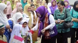 Ketua Tim Pembina Posyandu Kabupaten Tanjung Jabung Barat, Hj. Fadhilah Sadat, S.H. (tengah, berompi ungu), berinteraksi langsung dengan anak-anak saat meninjau pelaksanaan Posyandu 6 Standar Pelayanan Minimal (SPM) di Posyandu Mawar II, Desa Betara Kanan, Kecamatan Kuala Betara. Kegiatan ini turut dihadiri jajaran pengurus TP PKK dan OPD terkait guna mendorong integrasi pelayanan dasar masyarakat. (FOTO : Dok. Prokopim Tjb)