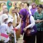Ketua Tim Pembina Posyandu Kabupaten Tanjung Jabung Barat, Hj. Fadhilah Sadat, S.H. (tengah, berompi ungu), berinteraksi langsung dengan anak-anak saat meninjau pelaksanaan Posyandu 6 Standar Pelayanan Minimal (SPM) di Posyandu Mawar II, Desa Betara Kanan, Kecamatan Kuala Betara. Kegiatan ini turut dihadiri jajaran pengurus TP PKK dan OPD terkait guna mendorong integrasi pelayanan dasar masyarakat. (FOTO : Dok. Prokopim Tjb)