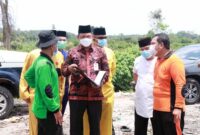 Wakil Hairan Saat Berada di Lokasi Tempat Pemrosesan Akhir (TPA) di Desa Lubuk Terentang Kecamatan Betara, Rabu (06/10/21). FOTO PROKOPIM