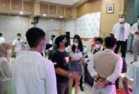 FOTO : Kapolres Tanjab Barat AKBP Guntur Saputro, SIK, MH Saat Membubarkan acara “The Class Of 21 Great Party” yang digelar oleh siswa-siswi SMAN 1 Kabupaten Tanjab Barat di gedung Balai Pertemuan Kantor Bupati, Sabtu (10/4/21) malam