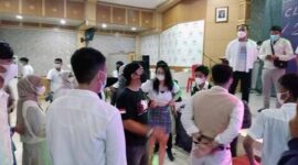 FOTO : Kapolres Tanjab Barat AKBP Guntur Saputro, SIK, MH Saat Membubarkan acara “The Class Of 21 Great Party” yang digelar oleh siswa-siswi SMAN 1 Kabupaten Tanjab Barat di gedung Balai Pertemuan Kantor Bupati, Sabtu (10/4/21) malam