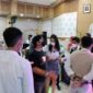 FOTO : Kapolres Tanjab Barat AKBP Guntur Saputro, SIK, MH Saat Membubarkan acara “The Class Of 21 Great Party” yang digelar oleh siswa-siswi SMAN 1 Kabupaten Tanjab Barat di gedung Balai Pertemuan Kantor Bupati, Sabtu (10/4/21) malam