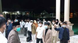 Bupati Tanjab Barat H. Anwar Sadat dan Kapolres Tanjab Barat AKBP Guntur Saputro Memberikan Arahan Kepada Para Siswa dan Panitia di Mapolres Tanjab Barat. FOTO : ResTanajabbar