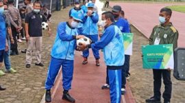 Gubernur Jambi, Al Haris Serahkan Bola Secara Simbolis Tanda Dibuka dan Dimulainya Gubernur Cup Jambi 2022. [FOTO: Jambiseru.com]
